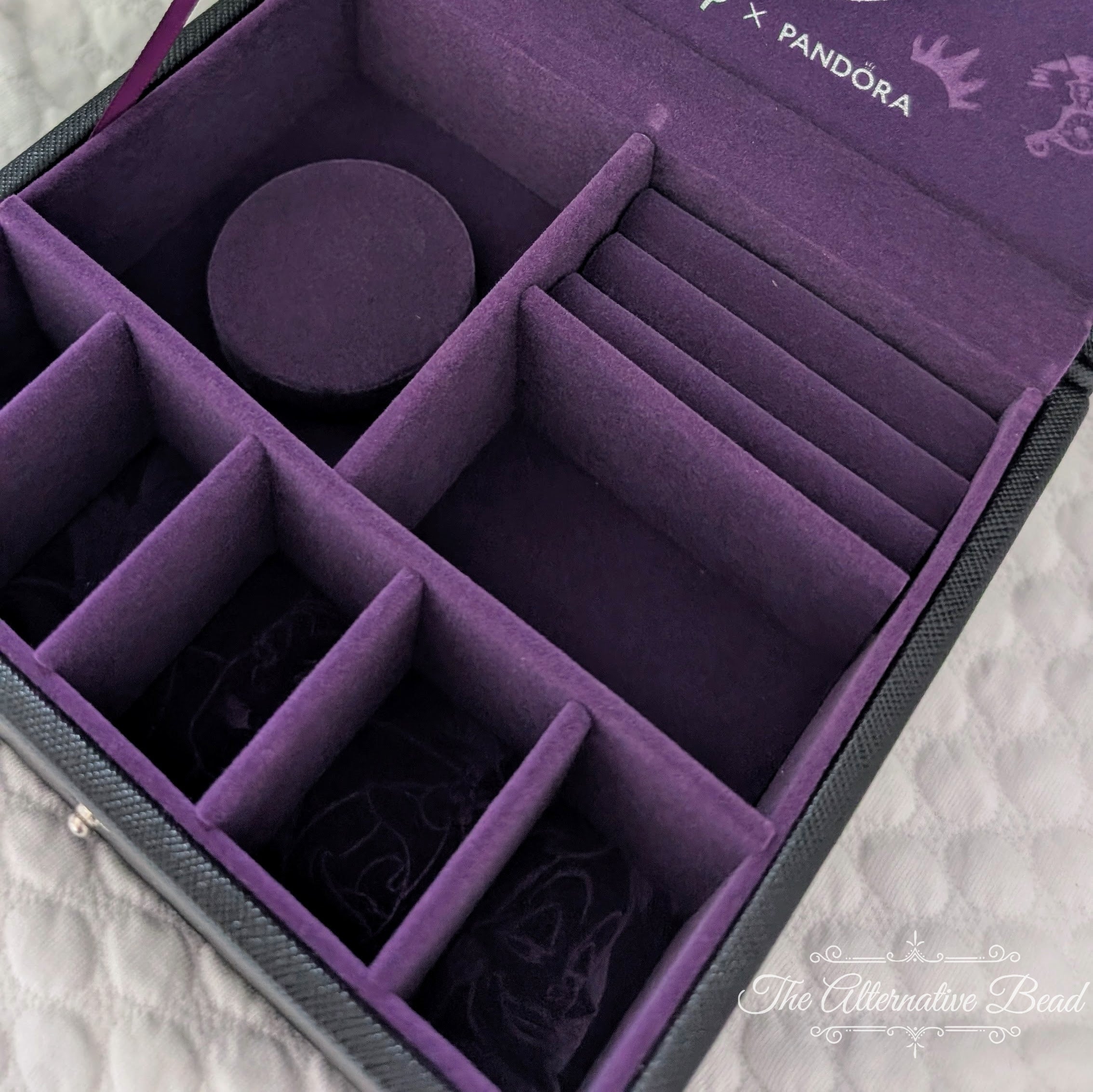 Disney x Pandora Disney Villains Exclusive Jewelry Case   Collectors Set by The Alternative Bead. Your official Disney x Pandora Retailer from Germany