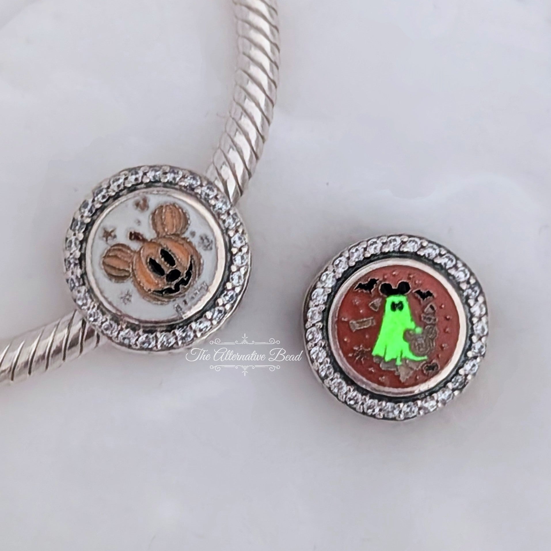 Disney x Pandora Mickey Mouse Pumpkin Ghost Halloween 2024 silver and orange and glow-in-the-dark sterling-silver and enamel Bead by The Alternative Bead. Your official Disney x Pandora Retailer from Germany