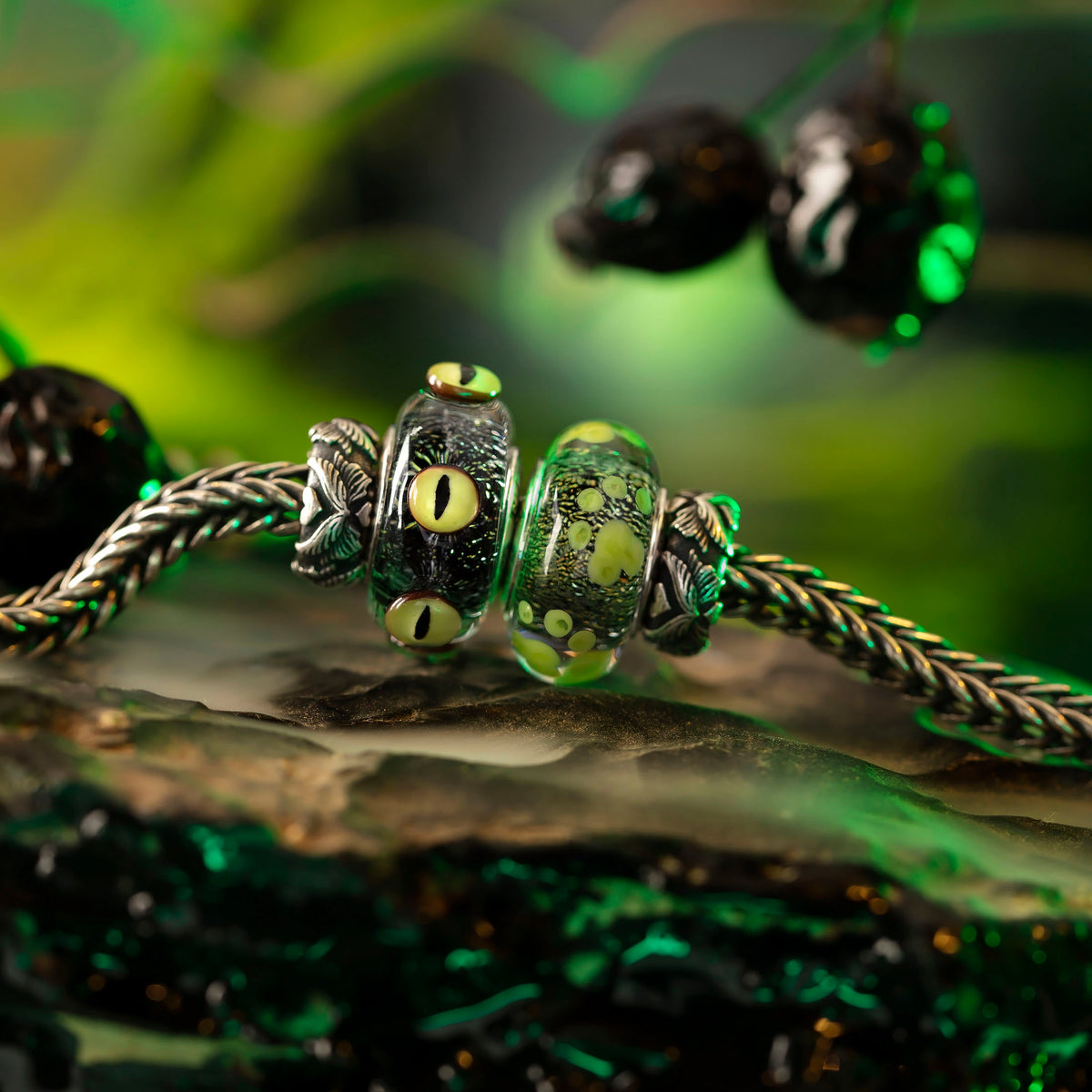 Elfbeads Darkguest Eyes black; glow-in-the-dark glass Bead by The Alternative Bead. Your official Elfbeads Retailer from Germany