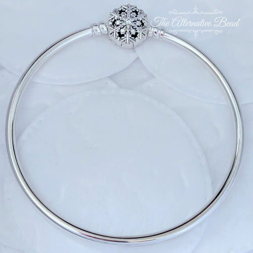 Pandora Moments Sparkling Snowflake Clasp Bangle (592286C01) silver sterling-silver Bangle by The Alternative Bead. Your Jewelry Retailer from Germany