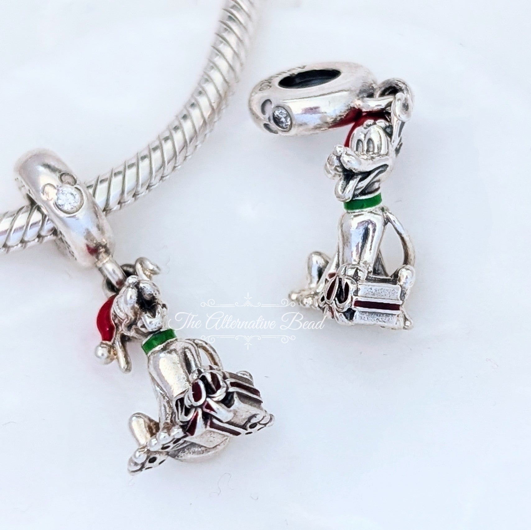 Disney x Pandora Pluto Christmas Gift Dangle (799199C01) green and red and silver sterling-silver and enamel Dangle by The Alternative Bead. Your Jewelry Retailer from Germany