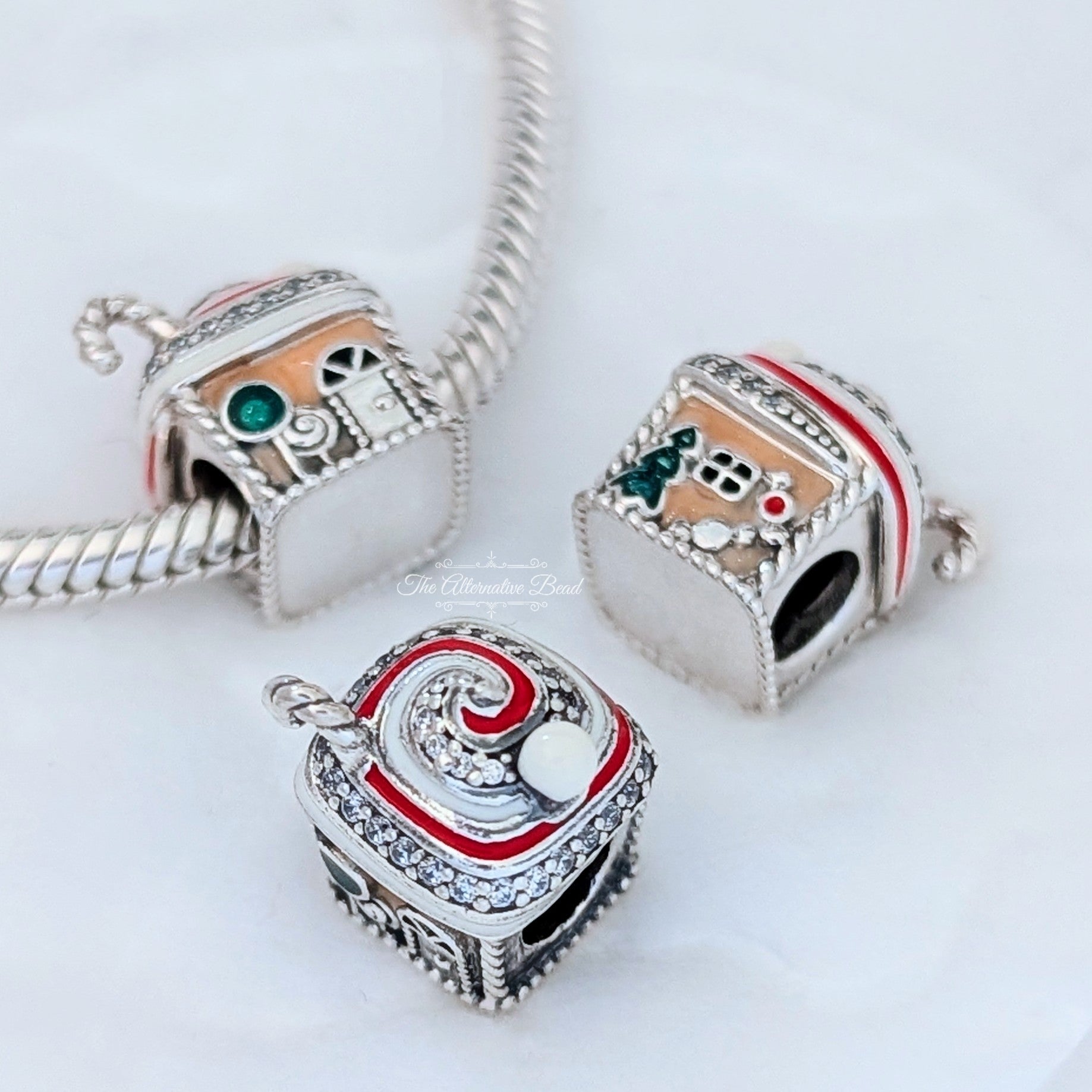 Pandora Festive Gingerbread House (792363C01) silver and beige sterling-silver and enamel Bead by The Alternative Bead. Your Jewelry Retailer from Germany