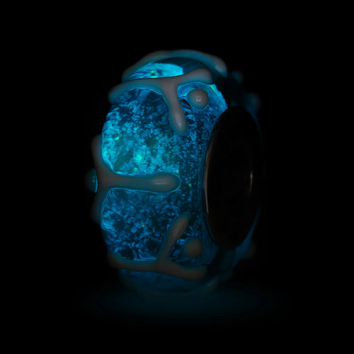 Elfbeads Totem of Ocean Spirits Starlight blue; glow-in-the-dark glass Bead by The Alternative Bead. Your official Elfbeads Retailer from Germany