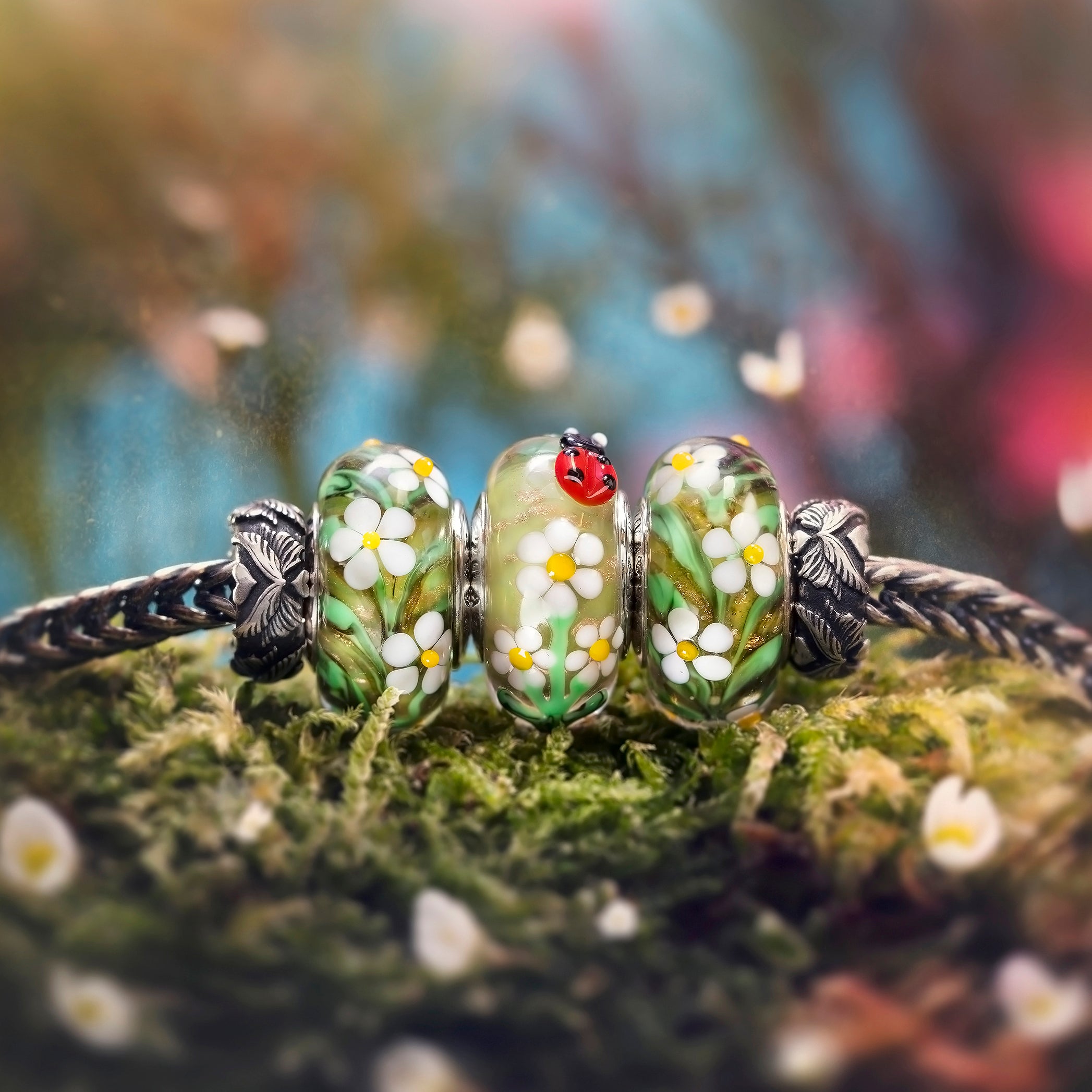 Elfbeads Sunny Meadow Daisies green glass Bead by The Alternative Bead. Your official Elfbeads Retailer from Germany