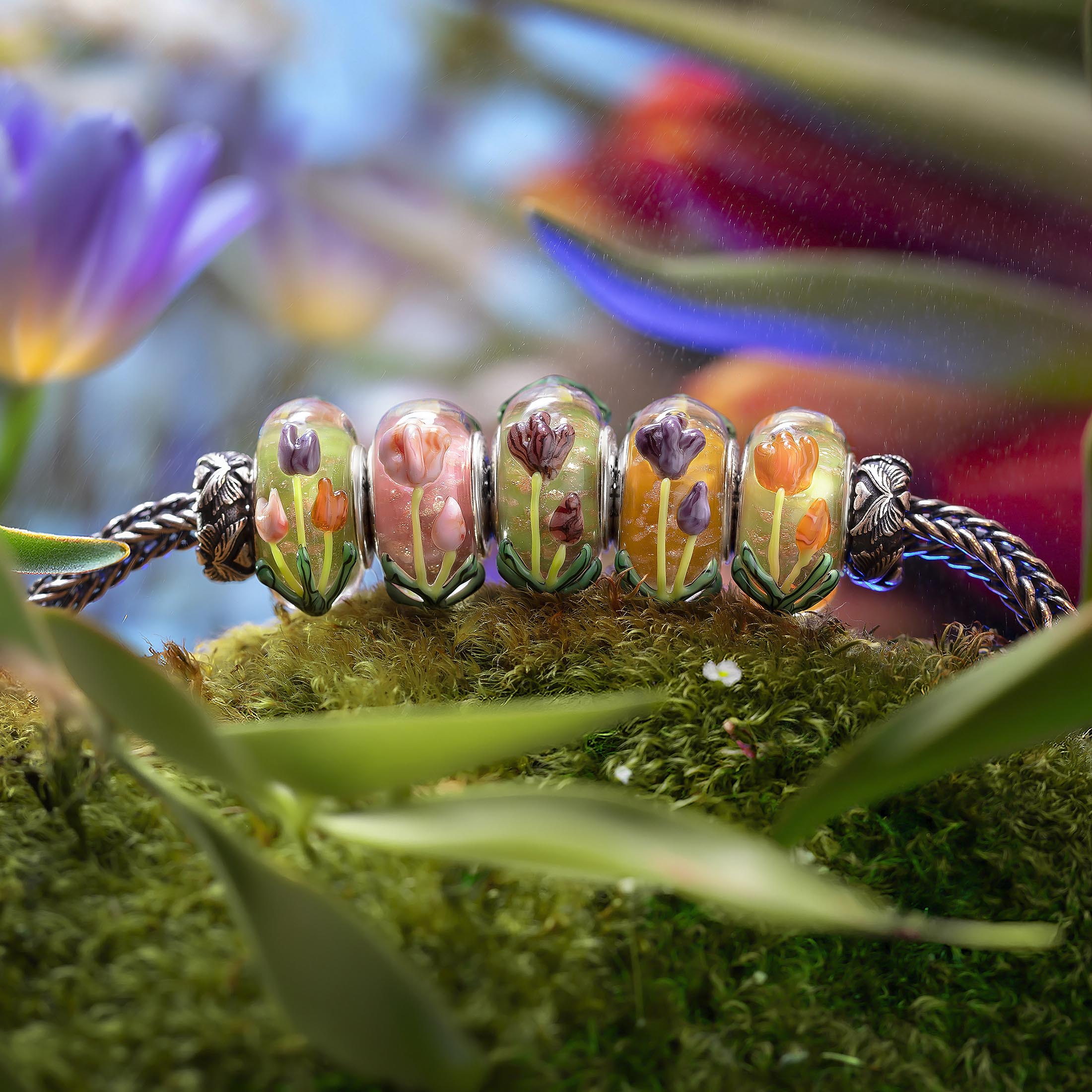 Elfbeads Sun-Kissed Meadow Tulips green glass Bead by The Alternative Bead. Your official Elfbeads Retailer from Germany
