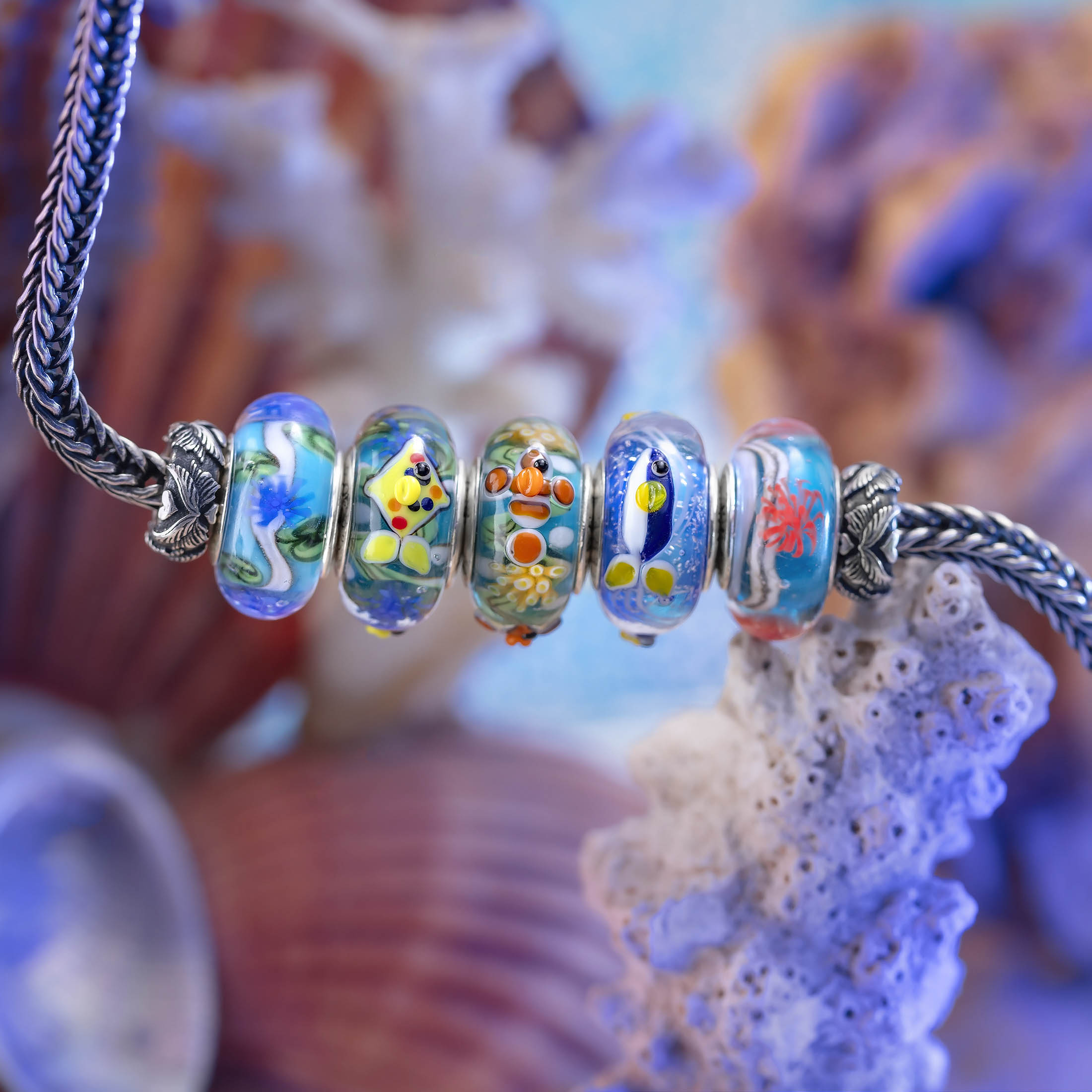 Elfbeads Reeflight Garden blue; red glass Bead by The Alternative Bead. Your official Elfbeads Retailer from Germany
