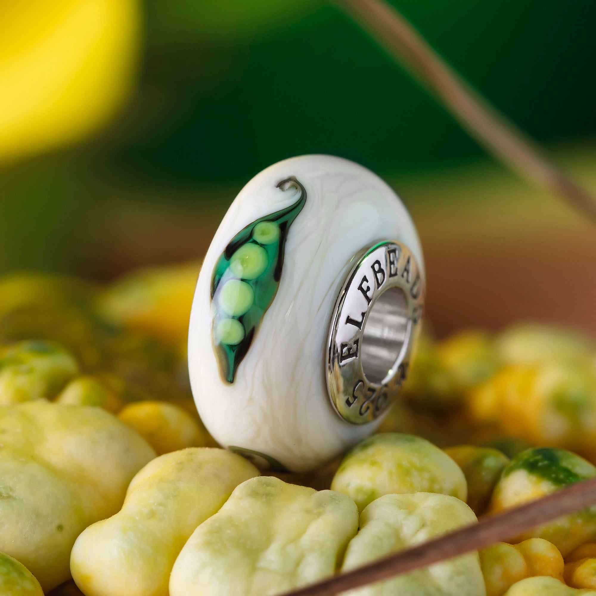 Elfbeads Pea Pod Delight white; silver glass Bead by The Alternative Bead. Your official Elfbeads Retailer from Germany